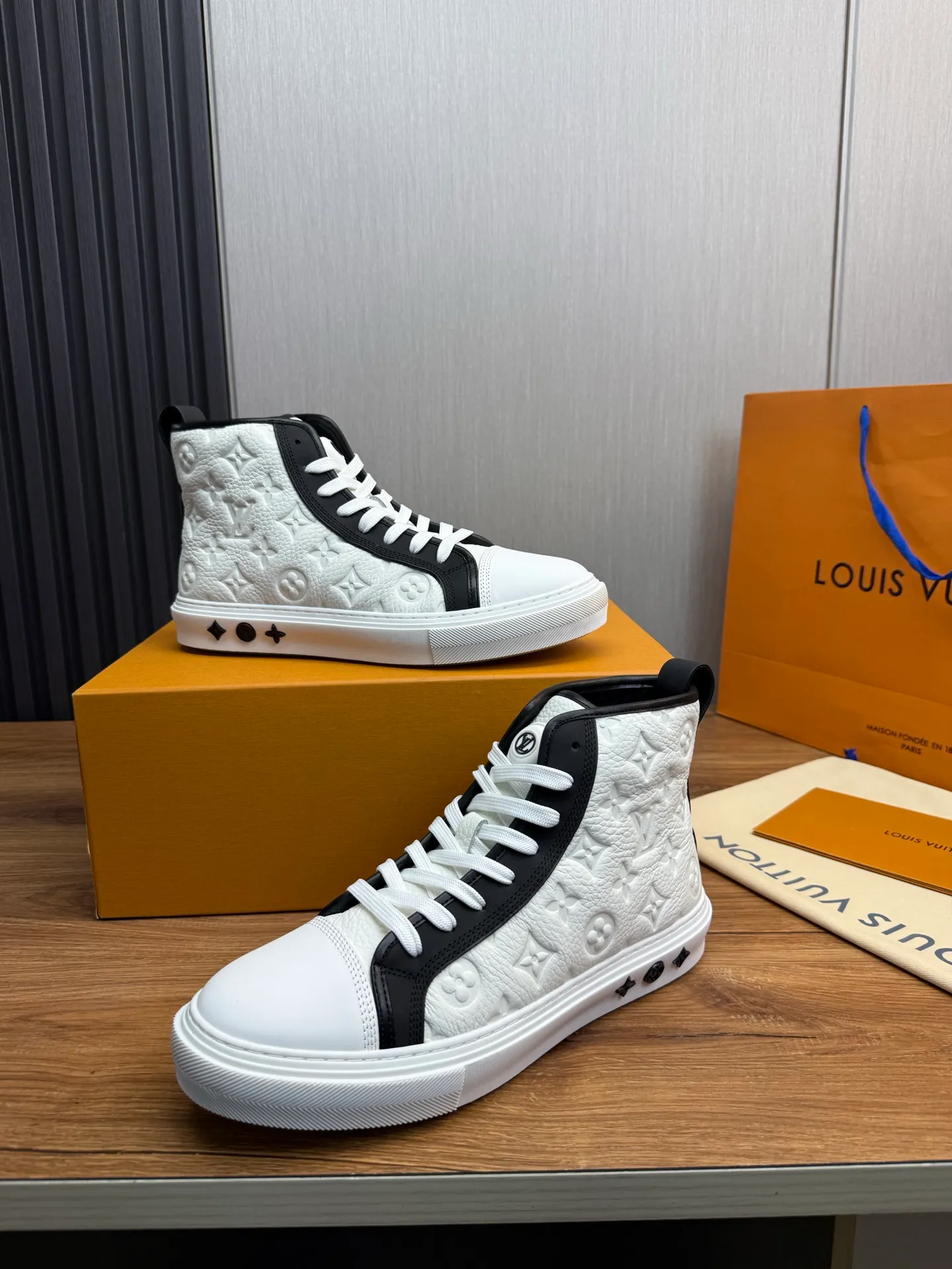 Men's shoes 💰840💰 LOUIS VUITTON [Luden Yiwei] The new trendy Lv is on the market 🎁, casual and fashionable men's shoes 👟 1:1 shipment ⬆️The upper is made of imported cowhide + cowhide mesh lining, the original wear-resistant rubber outsole, the version is simple and elegant, exclusive for trendy men. 38-45 (38.45 is non-refundable if made to order)